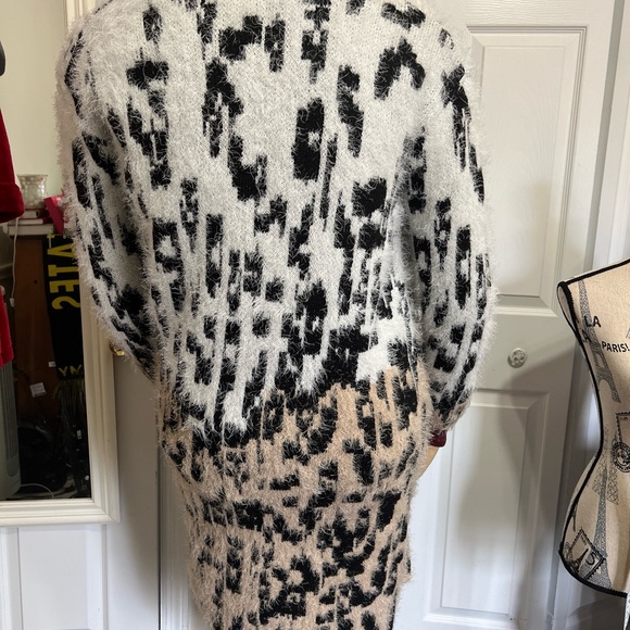 NEW DIRECTIONS Size Med long Open Sweater Animal Print - Picture 7 of 9
